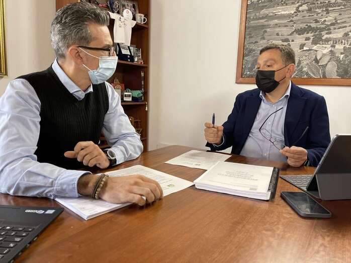 Momento de la reunión del alcalde Francisco Atta con el líder y concejal de AV/TA. 